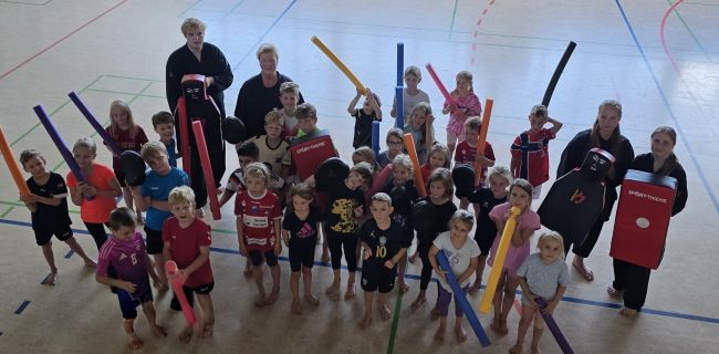 Gruppenbild mit eingesetztem Trainingsmaterial