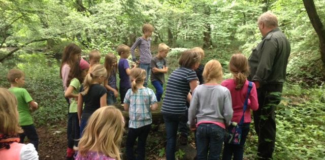 Teilnehmende Kinder bei einer Ferienpassaktion vom Hegering III Nordhorn mit Hegeringleiter Johannes Kramer