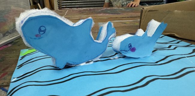 Zwei gebastelte Fische