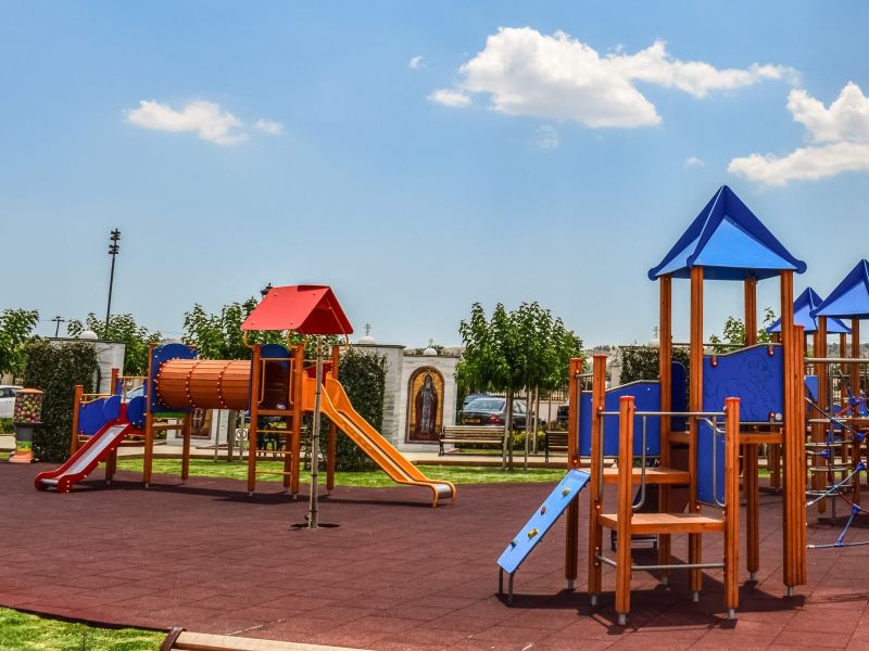 Bunte Spielplatz-Anlage an einem sonnigen Tag