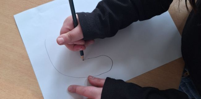 Kind fertig eine Zeichnung an