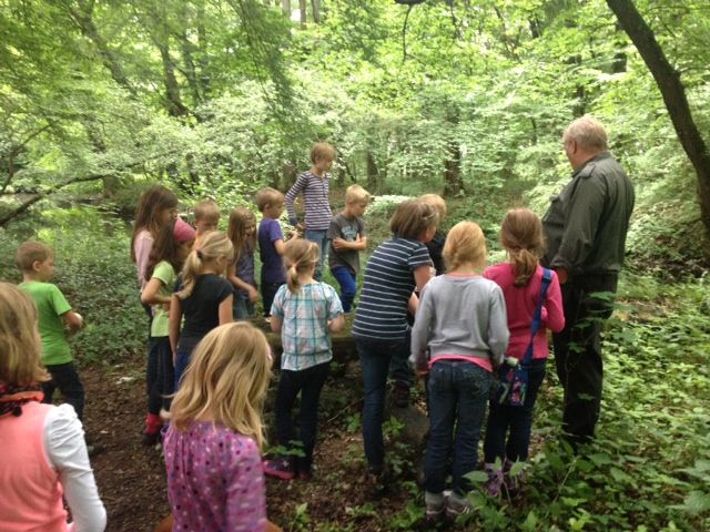 Teilnehmende Kinder bei einer Ferienpassaktion vom Hegering III Nordhorn mit Hegeringleiter Johannes Kramer