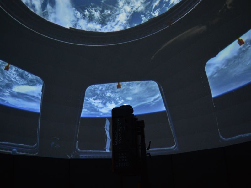 Im Planetarium können wir von der Raumstation auf die Erde schauen!