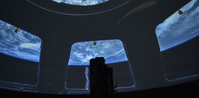 Im Planetarium können wir von der Raumstation auf die Erde schauen!