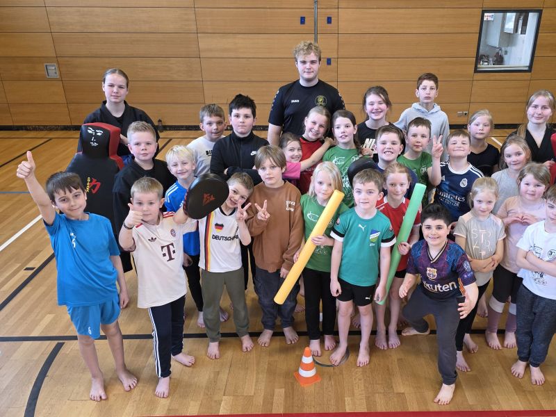 Teilnehmer und Referententeam mit Trainingsmaterialien