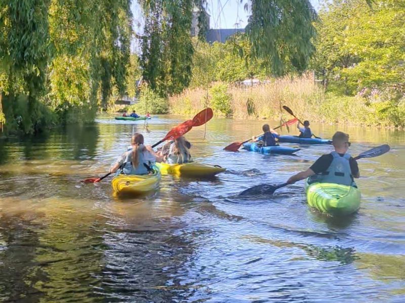 Kinder paddeln im Kajak durch die Nordhorner Innenstadt