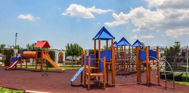 Bunte Spielplatz-Anlage an einem sonnigen Tag