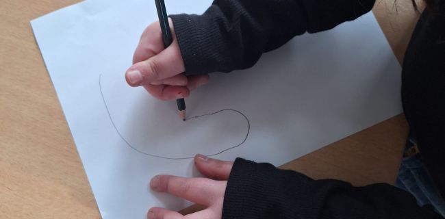 Kind fertig eine Zeichnung an