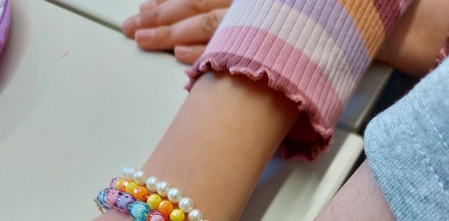 bunte Perlenarmbänder