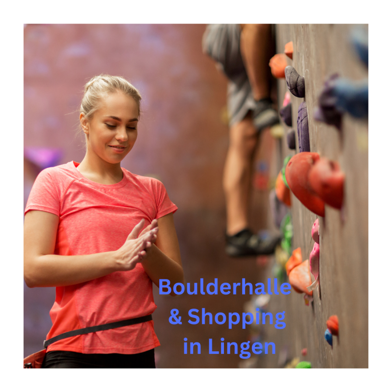 Ein Mädchen vor einer Kletterwand