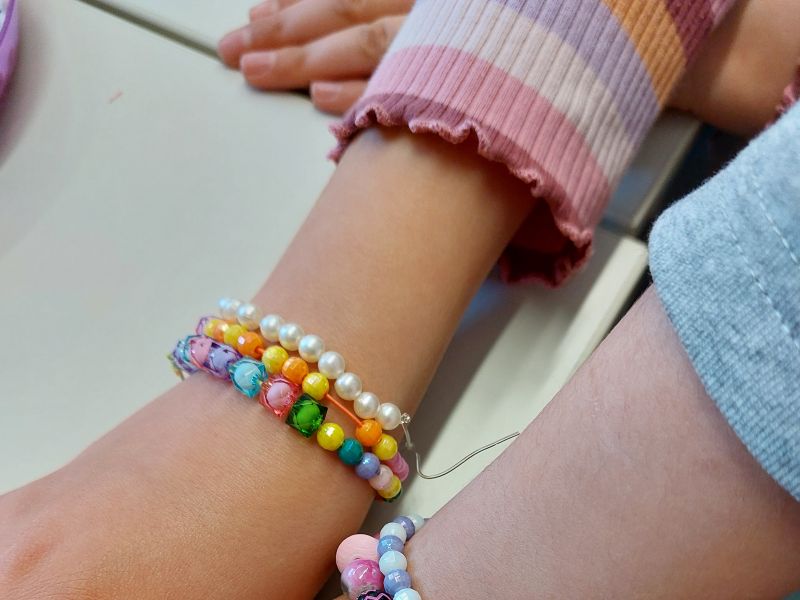 bunte Perlenarmbänder