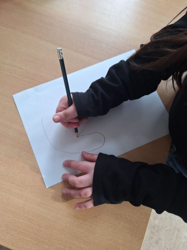 Kind fertig eine Zeichnung an