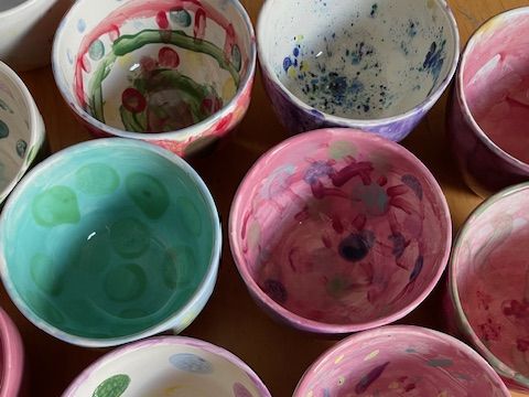 bunt gestaltete Müslischalen