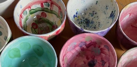 bunt gestaltete Müslischalen