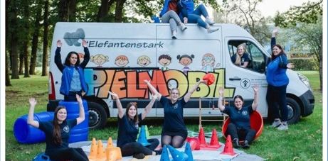 Das Spielmobil und seine Spiele-Betreuerinnen