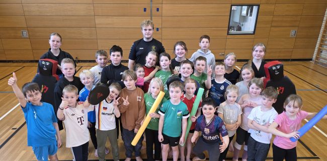 Teilnehmer und Referententeam mit Trainingsmaterialien